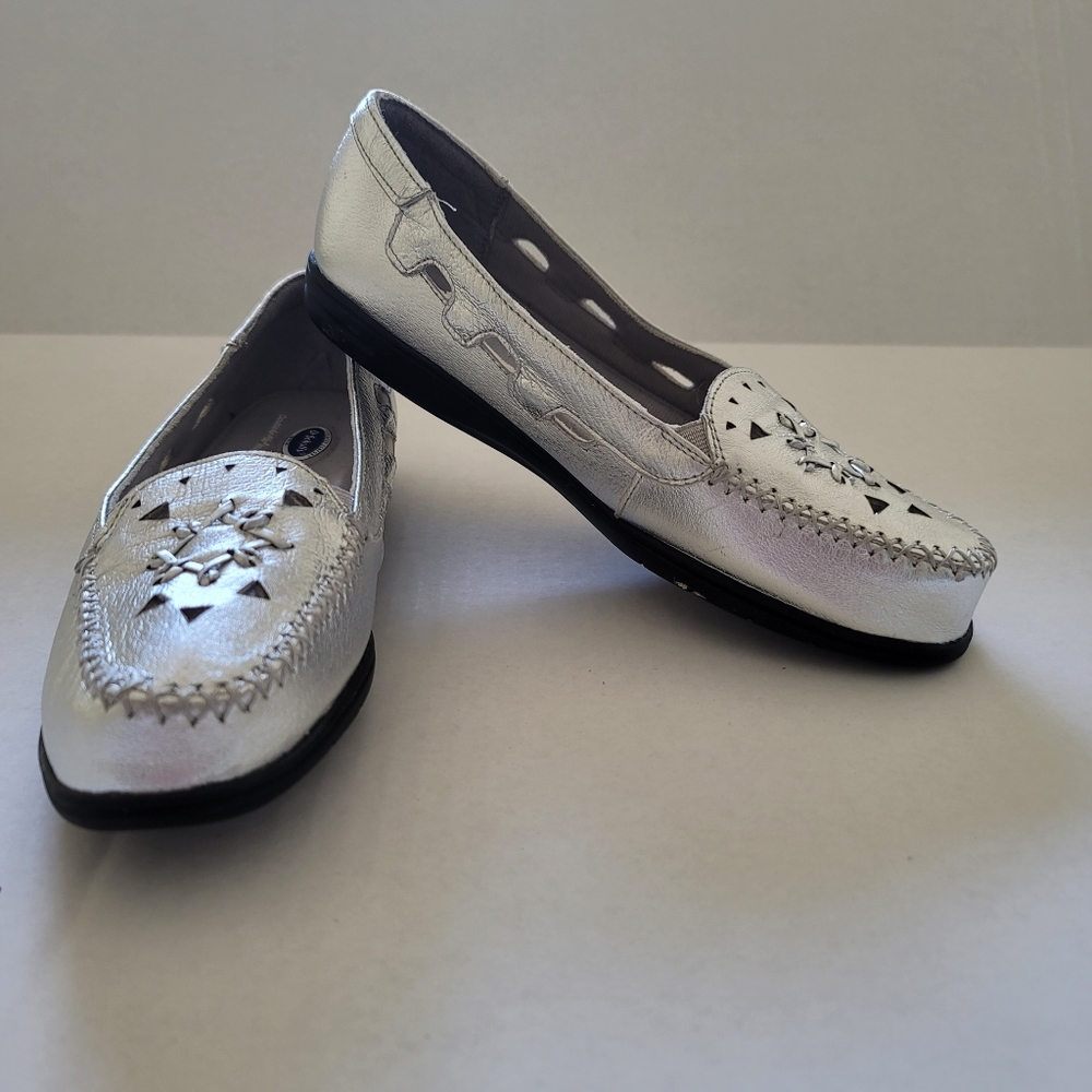 Dr. Scholls silver metallic moccasins size 8.5M